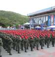 Exército venezuelano em posição durante treinamento militar  Foto: X/@CEOFANBVE / Reprodução