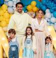 Marquinhos, Carol Cabrino e os três filhos  Foto: Reprodução/Instagram/Carol Cabrino