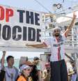 Membro da Flotilha da Liberdade no navio Handala, antes da partida do barco para Gaza, na Sicília, sul da Itália, em 13 de julho de 2025.  Foto: AFP - GIOVANNI ISOLINO / RFI
