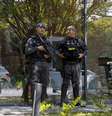 Policiais brasileiros envolvidos na megaoperação da Polícia Federal contra o Primeiro Comando da Capital (PCC).  Foto: AFP - MIGUEL SCHINCARIOL / RFI