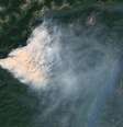 Imagem de satélite do incêndio Bear Gulch mostra uma densa coluna de fumaça sobre o Condado de Mason, Washington, enquanto equipes combatem o incêndio florestal que queima mais de 2.800 hectares na Floresta e Parque Nacional Olímpico. Foto de 12/08/2025  Foto: Gallo Images/Orbital Horizon/Copernicus Sentinel Data 2025/Getty Images