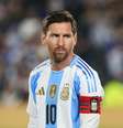 Lionel Messi com uniforme da seleção da Argentina, durante as eliminatórias sul-americanas da Copa do Mundo FIFA 2026 (foto de 10/06/25)  Foto: Daniel Jayo/Getty Images