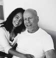 Bruce Willis ao lado da esposa Emma Heming, que falou publicamente sobre a progressão da doença do ator  Foto: @emmahemingwillis via Instagram / Estadão