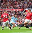 United (de vermelho) e Burnley fazem jogo movimentado. No fim 3 a 2, De ruim: Matheus Cunha sai machucado.  Foto:  Matt McNulty/Getty Images / Jogada10