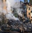 Equipes de emergência e bombeiros buscam vítimas de um ataque russo a um prédio de apartamentos no leste de Kiev, em 29 de agosto de 2025, em Kiev, Ucrânia.  Foto: Ed Ram/Para o The Washington Post via Getty Images