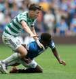  Foto: Ian MacNicol/Getty Images - Legenda: Gassama (Rangers, de azul).disputa a bolacom Tierney (Celtic), Clássico fica no 0 a 0 / Jogada10