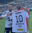 Neymar entrega camisa para astro da NFL durante jogo do Santos  Foto: Reprodução/Redes sociais
