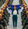 Raquel Lyra com polciais militares.  Foto: Miva Filho / Portal de Prefeitura