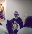 Padre Licio, pároco na Zona Leste de São Paulo, viu no suicídio do pai uma motivação para se especializar no tema  Foto: BBC News Brasil