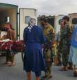 Soldados e civis do Talibã carregam vítimas do terremoto para uma ambulância em um aeroporto em Jalalabad, Afeganistão, em 1º de setembro de 2025.  Foto: REUTERS - Stringer / RFI