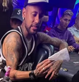 Neymar faz tatuagem do escudo do Santos em homenagem ao clube  Foto: Reprodução/Instagram:@adaorosatattoo