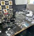Centenas de celulares apreendidos pela operação da Polícia Civil de São Paulo  Foto: Secretaria de Segurança Pública de São Paulo / Divulgação