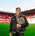 Tom Aspinall com o cinturão em Old Trafford   Foto: Divulgação/Instagram UFC Europa / Esporte News Mundo