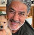 Bonner com Bruce William, um dos mascotes da família: o apresentador tem rotina discreta quando está longe da TV  Foto: Reprodução