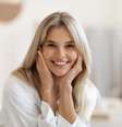 Os cuidados com a pele devem ser intensificados na perimenopausa  Foto: Prostock-studio | Shutterstock / Portal EdiCase