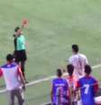 A árbitra Vanessa Ceballos foi agredida por um jogador, depois de lhe ter mostrado o cartão vermelho  Foto: - Reprodução de Vídeo / Jogada10