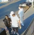 O homem de boné branco agarrou a adolescente à força no meio da rua  Foto: Reprodução
