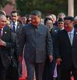 O presidente da China, Xi Jinping (C), o líder da Coreia do Norte, Kim Jong Un (2º D) e o presidente da Rússia, Vladimir Putin (2º E) chegam para uma recepção no Grande Salão do Povo, após um desfile militar que marca o 80º aniversário da vitória sobre o Japão e o fim da Segunda Guerra Mundial, em Pequim, em 3 de setembro de 2025.  Foto:  Sergey Bobylev / RIA Novosti/Anadolu / Getty Images