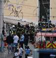 Equipes de resgate e bombeiros operam no local após o descarrilamento do teleférico da Glória em Lisboa, Portugal, em 3 de setembro de 2025. Pelo menos 15 pessoas morreram no descarrilamento, e os serviços de emergência relataram que 20 ficaram feridas e outras ainda estão presas no local.   Foto: Zed Jameson/Anadolu via Getty Images