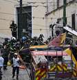 Equipes de resgate e bombeiros operam no local após o descarrilamento do teleférico da Glória em Lisboa, Portugal, em 3 de setembro de 2025  Foto: Zed Jameson/Anadolu via Getty Images