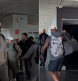 Time da NFL desembarca no escuro no Aeroporto Internacional de São Paulo  Foto: Reprodução/X @NFL e Instagram @chargers