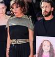 Os produtores executivos Joaquin Phoenix e Rooney Mara ao lado do diretor Kaouther Ben Hania e do ator Motaz Malhees segurando uma foto de Hind Rajab  Foto: Getty Images / BBC News Brasil