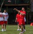 Travis Kelce lembrou tempos de quarterback durante treinamento dos Chiefs.  Foto: Taba Benedicto/ Estadão / Estadão