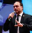 O vereador Carlos Bolsonaro (PL-RJ) revelou nesta quarta-feira, 3, o estado de saúde do pai, o ex-presidente Jair Bolsonaro. Em uma publicação no X (antigo Twitter), afirmou que “o velho não está bem, mas resiste”.  Foto: FOTO: WILTON JUNIOR/ ESTADÃO / Estadão