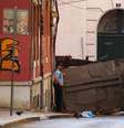 Policiais perto do local do acidente depois que o vagão do funicular da Glória, uma atração turística popular, descarrilou e caiu, resultando em várias vítimas, de acordo com as autoridades, em Lisboa, Portugal, em 4 de setembro de 2025.  Foto: © Pedro Nunes / Reuters / RFI