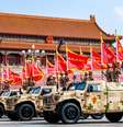 Soldados chineses participam do desfile do 'Dia da Vitória' em Pequim  Foto: VCG via Getty Images / BBC News Brasil