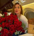 Virginia ganha flores e deixa a Espanha com bolsa grifada de mais de R$ 400 mil  Foto: Reprodução/Instagram