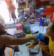 Mulher dá chinelada no rosto de atendente após se irritar com compra do filho; veja  Foto: Reprodução/X