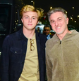 Benício e Luciano Huck em jogo da NFL em São Paulo  Foto: Edu Araujo/AgNews