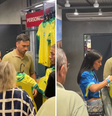 Técnico do Botafogo, filho de Ancelotti compra camisa antes de jogo da seleção  Foto: Éros Mendes / Terra