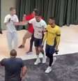 Cristiano Ronaldo empurrou o fã enquanto a delegação deixava a concentração em Yerevan, na Armênia  Foto: Reprodução de Vídeo / Jogada10