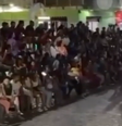 População assistia ao desfile, até que a arquibancada cedeu  Foto: Reprodução