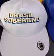 Bonés com frase "Brasil Soberano" foram distribuídos pelo governo em Brasília  Foto: Arquivo pessoal