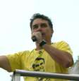 O senador Flávio Bolsonaro discursou, em Copacabana, para aliados do pai  Foto: Reprodução/YouTube/Flávio Bolsonaro