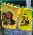Camiseta da Lei Magnitsky é vendida em ato bolsonarista em Copacabana  Foto: Éros Mendes/Terra