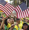 A presença de bandeiras norte-americanas durante as manifestações brasileiras chamou a atenção da imprensa internacional (7/9/25).  Foto: AP - Silvia Izquierdo / RFI