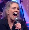 Angela Ro Ro em apresentação no 'Conversa com Bial', em 2018: fim de carreira com pouco espaço na mídia  Foto: Reprodução