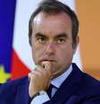 Aos 39 anos, o ministro francês da Defesa, Sébastien Lecornu, foi nomeado para dirigir o próximo governo do país (imagem de 28 de agosto de 2025).  Foto: REUTERS - Abdul Saboor / RFI