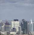 Torre Eiffel e ao fundo o bairro La Défense, nos arredores de Paris, onde se concentram as sedes de grandes empresas francesas.  Foto: AP - Aurelien Morissard / RFI