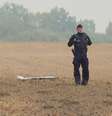 Um policial polonês examina um fragmento de um drone russo em Czesniki, na região de Lublin, na Pologne, em 10 de setembro de 2025.  Foto: © Polsat News via REUTERS / RFI