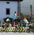 Os ciclistas passam por manifestantes com bandeiras da Palestina durante a etapa 13 da "Vuelta a Espana", em Cabezon de la Sal a L'angliru, Cantábria, Espanha em 5 de setembro de 2025.  Foto: REUTERS - PANKRA NIETO / RFI