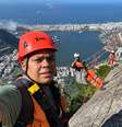 Moyses da Silva de Brito, supervisor dos garis-alpinistas da Comlurb, no Rio de Janeiro. “A maior parte é jogar lixo para baixo”.  Foto: Arquivo pessoal