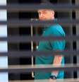 O ex-presidente Jair Bolsonaro na porta da casa dele, em Brasília; ele está em prisão domiciliar desde o dia 4 de agosto  Foto: Wilton Junior/Estadão / Estadão