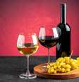 Conheça as diferenças entre os vinhos tinto e branco  Foto: Freepik