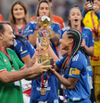 Pedro Lourenço, dono da SAF do Cruzeiro, entrega título do Campeonato Mineiro Feminino de 2024 ao elenco das Cabulosas  Foto: Divulgação