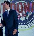 Donald Trump e Charlie Kirk apertam as mãos em palco  Foto: NICHOLAS KAMM/AFP via Getty Images / BBC News Brasil